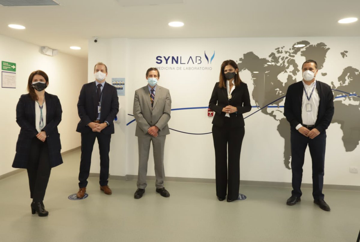 MinTransporteCo's tweet photo. #AEstaHora la Ministra @orozco_angela visita laboratorio en el @BOG_ELDORADO. Opain, concesionario de la terminal aérea, hizo un convenio con Synlab para la toma de pruebas de detección de Covid-19 en este aeropuerto del país. #ElCaminoEsReactivar https://t.co/mAoFUcLcY3