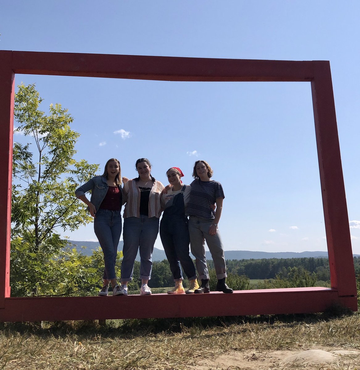 harrietwright0's tweet photo. @smithcollege some current smithies celebrating mountain day! #SCMountainDay https://t.co/GLfOiZDo0S