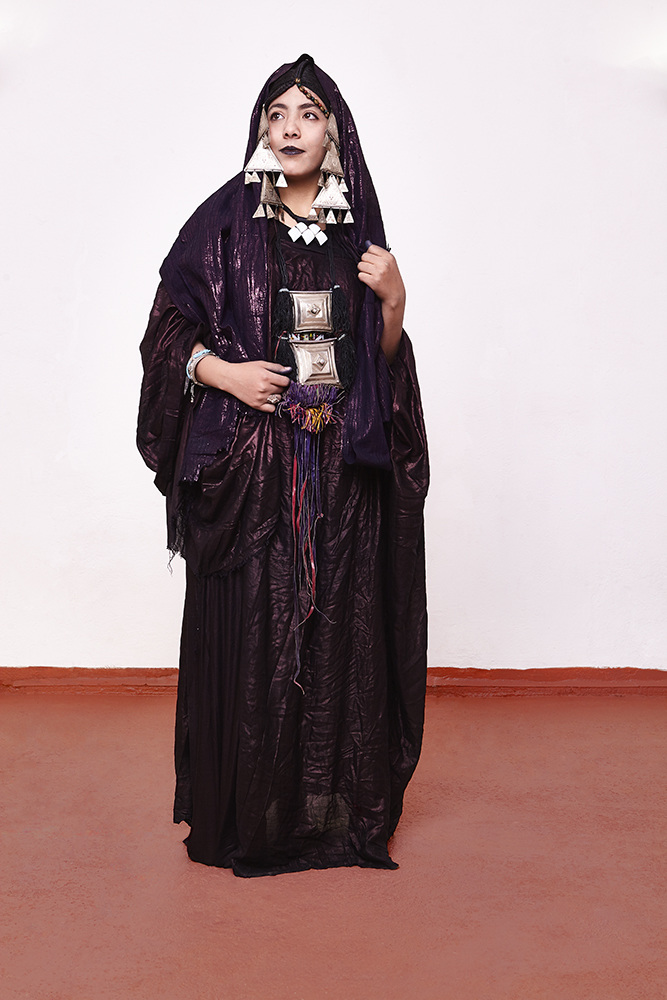 Tamanrasset : dans le Sud de l'Algérie, les femmes touaregs portent de lourds bijoux en argent. Les voiles sont bleu nuit.