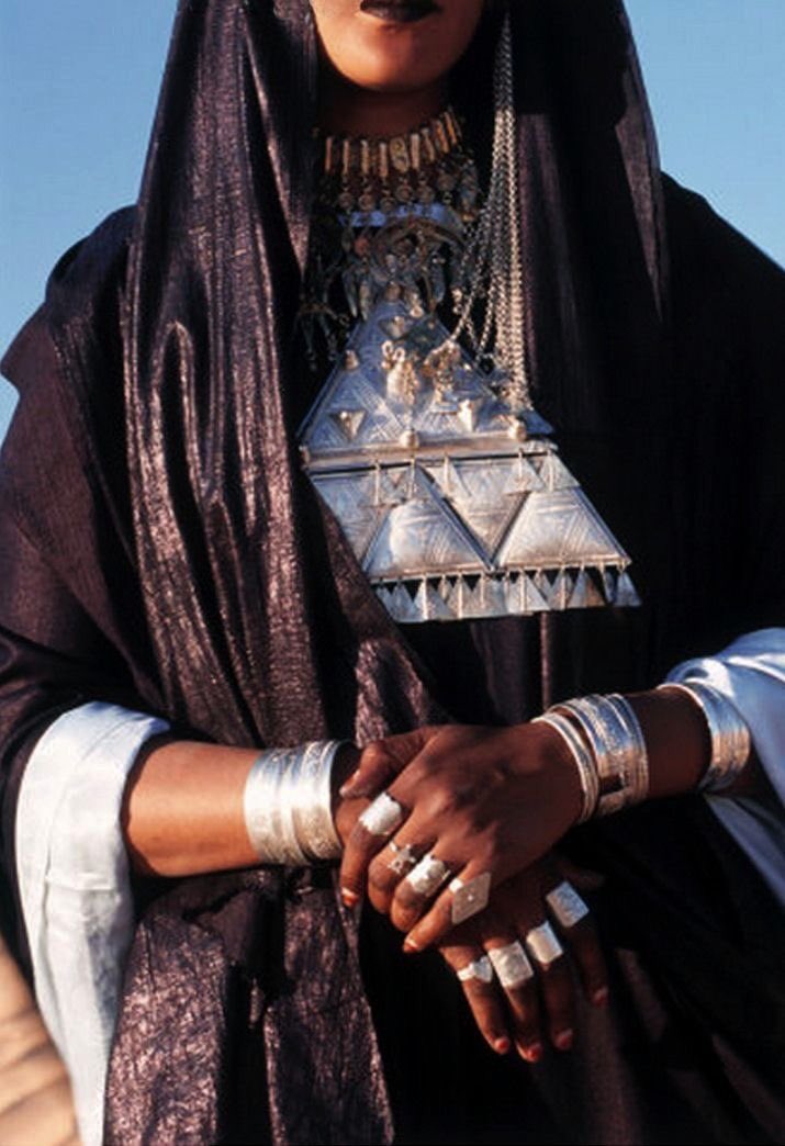 Tamanrasset : dans le Sud de l'Algérie, les femmes touaregs portent de lourds bijoux en argent. Les voiles sont bleu nuit.