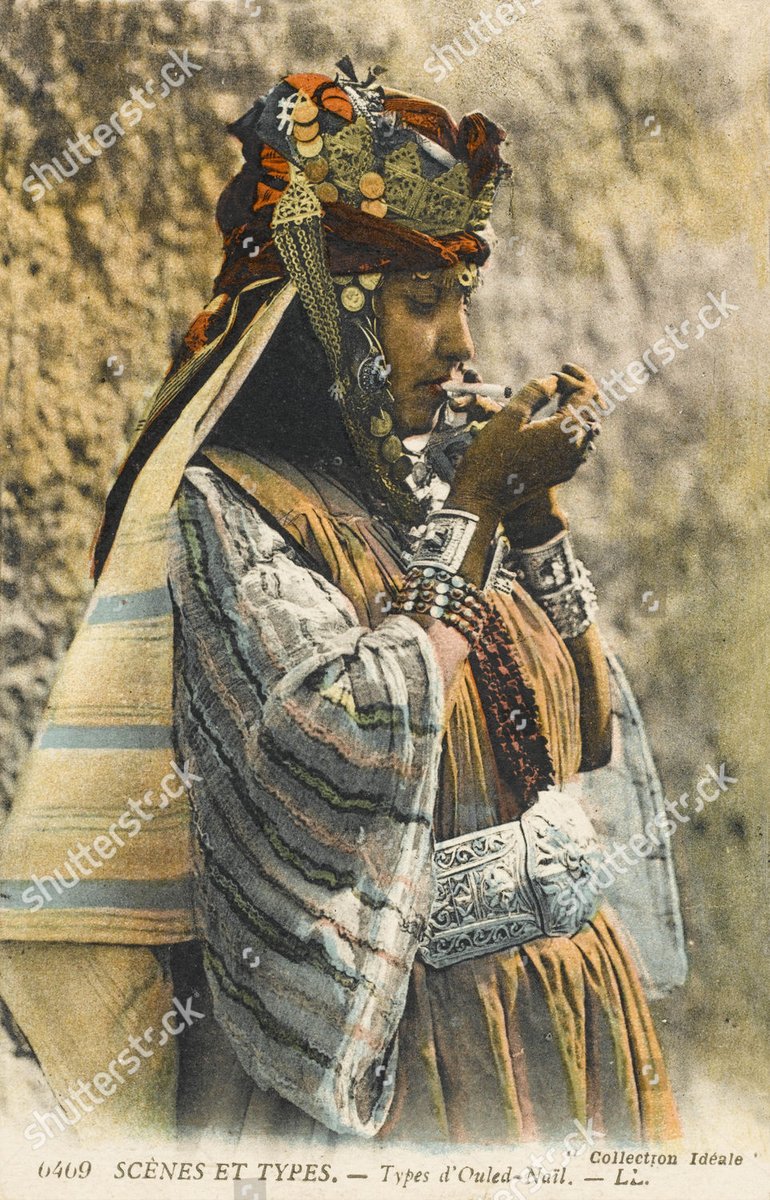 Djelfa, Bou Saada et Biskra : aux portes du désert se trouvent la tribu arabe des Ouled Nails, les femmes étaient connu pour leur grandes coiffes ornées de plumes, de voiles et de pièces.