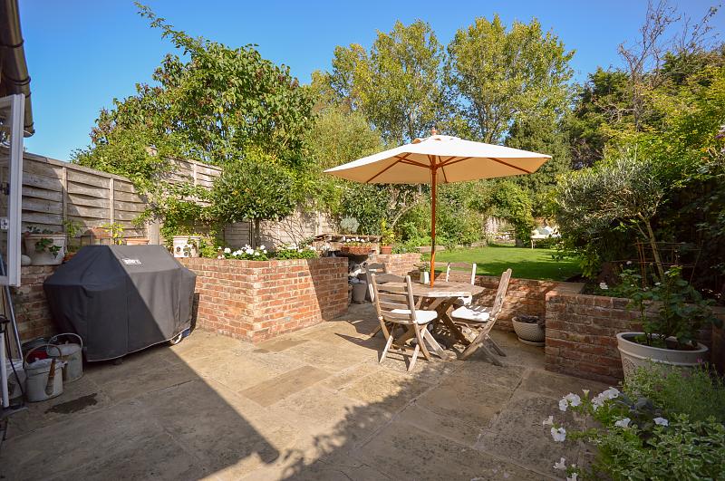 LettingsHA's tweet photo. Beautiful flint &amp; brick cottage to let in West Stoke. 2 bedrooms &amp; superbly renovated, it blends old features with a contemporary feel. Large inglenook fireplace with log burning stove in the lounge, panelled dining room &amp; recently fitted kitchen. https://t.co/5yFzpV5ttX https://t.co/Ey8LKsNZsk