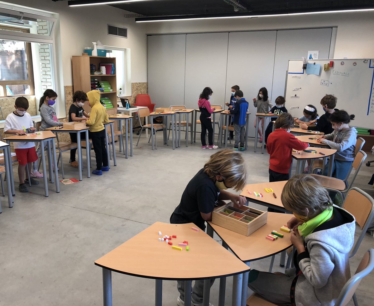 La vuelta al cole con COVID, primando espacios abiertos. 
Lengua: 📝dictado por relevos y apoyos por equipos.
Educa: equilibrio con lanz. 🤾🏼 con tronco-🎯 
Matemáticas: construimos los números por equipos y desinfectamos <a href="/EscuelaIdeo/">Escuela IDEO</a>