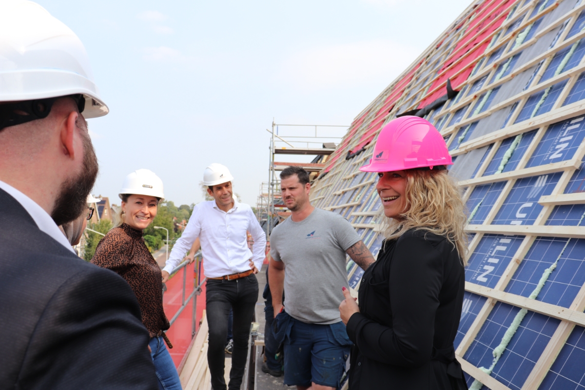 .<a href="/PeterKerris/">Peter Kerris</a> bezocht dakspecialist <a href="/Weijerseikhout/">Weijerseikhout</a>. Dit bedrijf heeft subsidie van <a href="/provgelderland/">Provincie Gelderland</a> ontvangen voor sociale innovatie ➡️ een leercultuur creëren in de organisatie en het talenttekort in de bouw aanpakken. Lees meer: bit.ly/3kHS4kE 
#onderwijsenarbeidsmarkt