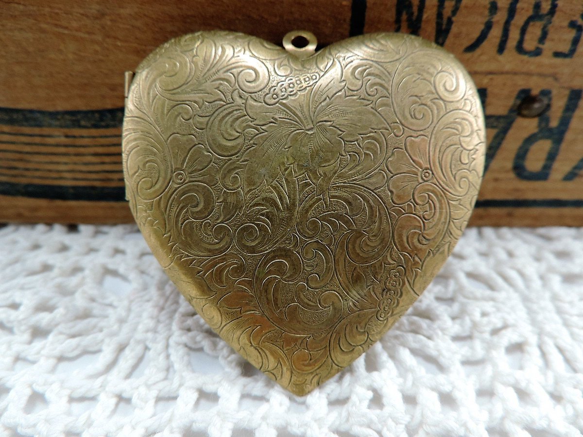 Vintage Etched Heart shaped Locket tuppu.net/ee93af9f #VogelHausVintage #Etsy #EtchedLocket