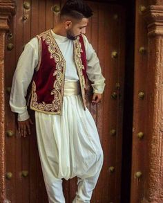 Concernant les hommes, selon les villes et les campagnes, les tenues pouvaient être plus simples ou plus sophistiqués, les pièces communes à toute l'Algérie sont le burnous, le sarouel, et le turban.