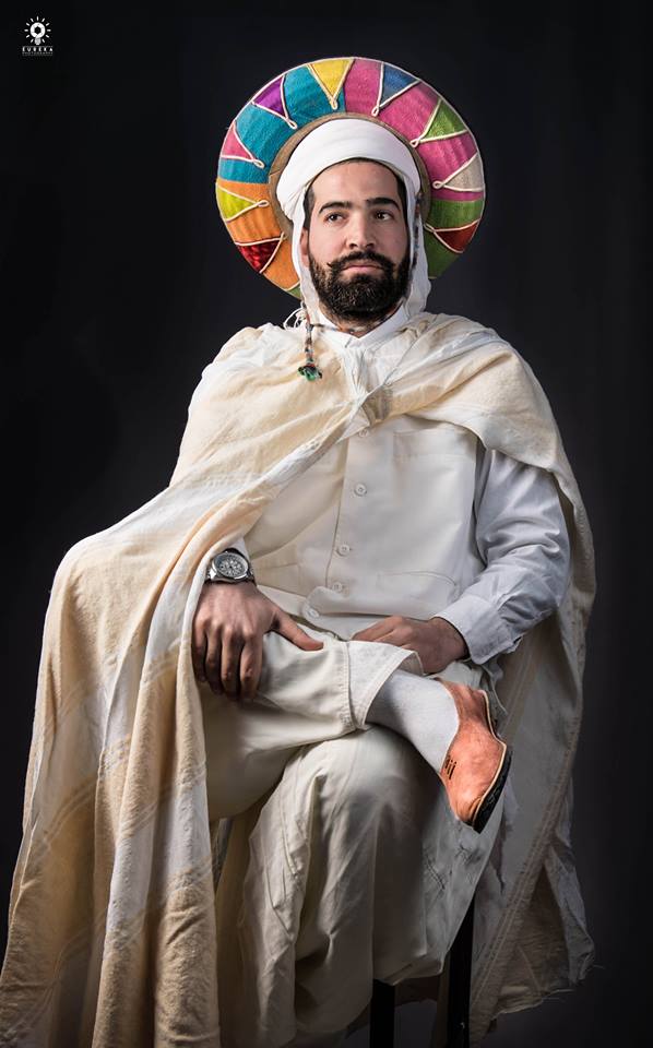 Concernant les hommes, selon les villes et les campagnes, les tenues pouvaient être plus simples ou plus sophistiqués, les pièces communes à toute l'Algérie sont le burnous, le sarouel, et le turban.