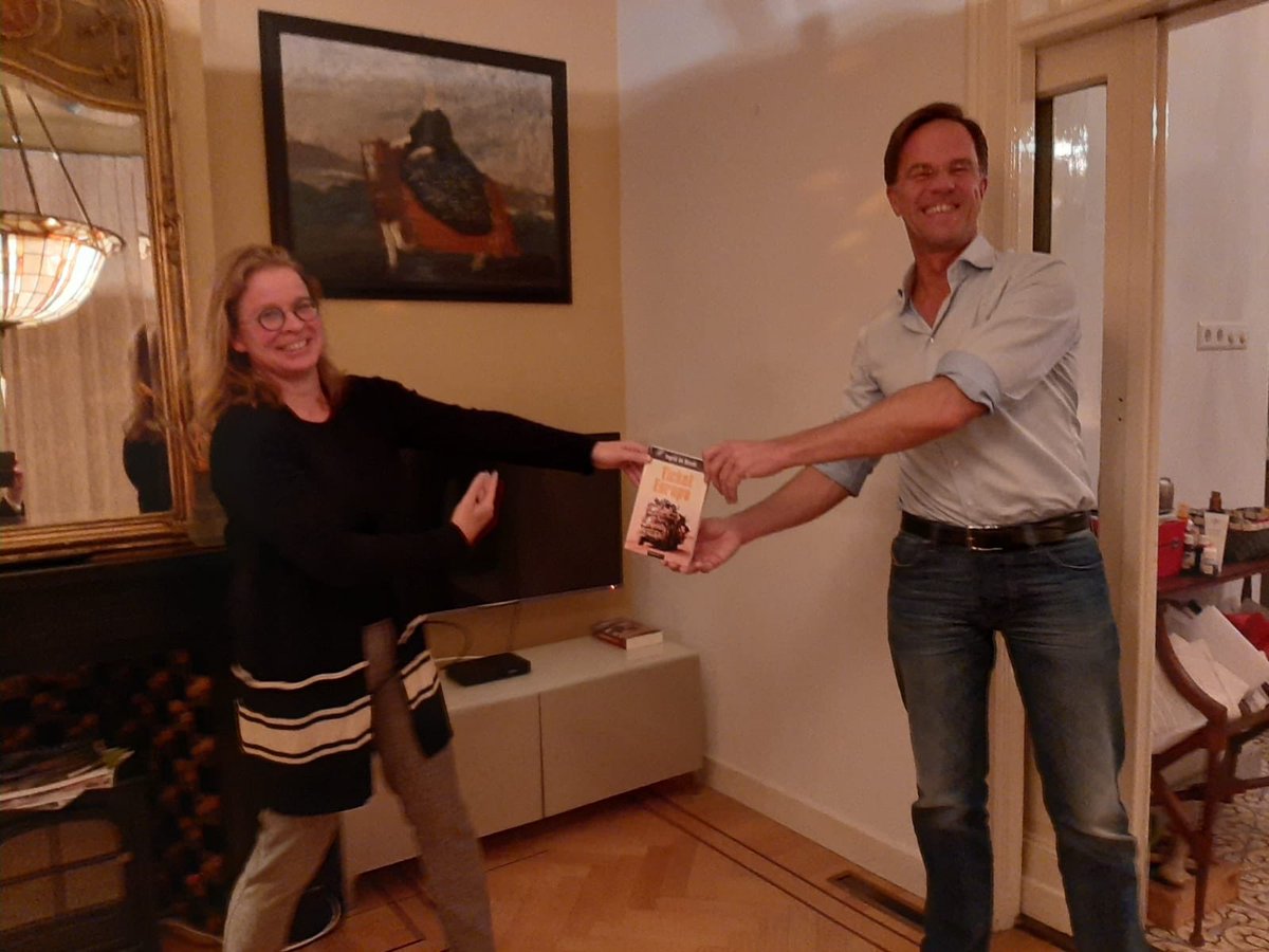 ingriddebondt's tweet photo. Maandag heb ik mijn boek ‘Ticket Europa’ aan #MarkRutte overhandigd. https://t.co/HfvuhQB60t