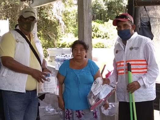 AMapastepec's tweet photo. En apoyo a 125 familias afectadas por  la tormenta tropical “Marcos”, entregamos kits de limpieza y aseo personal, así como agua embotellada en las comunidades El Carmen y Narciso Mendoza. https://t.co/7iaLoyICwU