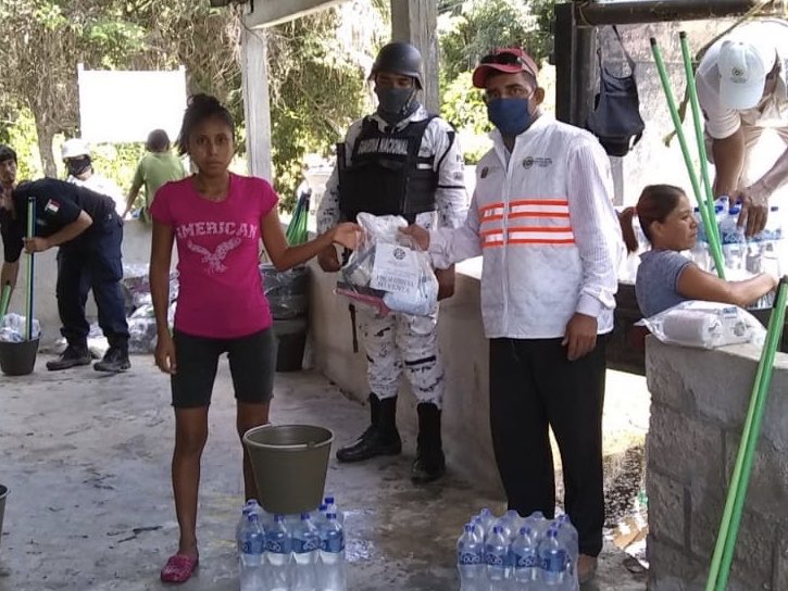 AMapastepec's tweet photo. En apoyo a 125 familias afectadas por  la tormenta tropical “Marcos”, entregamos kits de limpieza y aseo personal, así como agua embotellada en las comunidades El Carmen y Narciso Mendoza. https://t.co/7iaLoyICwU