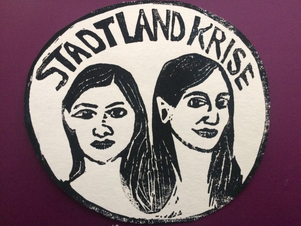 frauenstudien's tweet photo. "Stadt, Land, Krise": Morgen startet unser Podcast🤗Jeden zweiten Donnerstag sprechen Barbara Streidl &amp; Laura Freisberg aus feministischer Perspektive über Veränderungen &amp; was die Corona-Krise mit uns macht. Mehr dazu unter: https://t.co/svi1y0k6jd © Illustration: Laura Freisberg https://t.co/WaWrhy5GS0