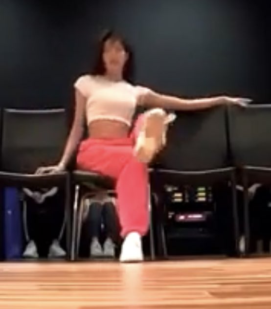 lisamygem's tweet image. thinking about lisa hanging around the dance studio in a white cropped top and colourful sweatpants 🥵
