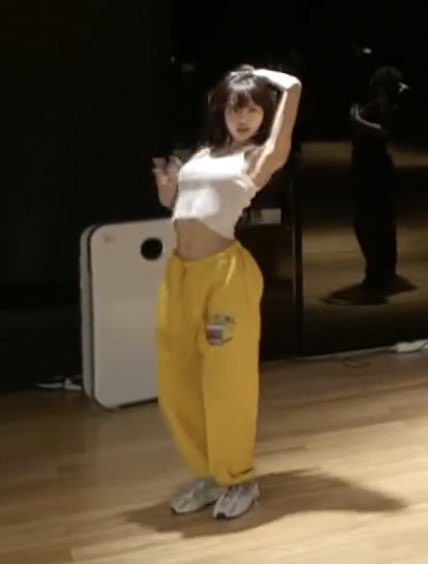 lisamygem's tweet image. thinking about lisa hanging around the dance studio in a white cropped top and colourful sweatpants 🥵