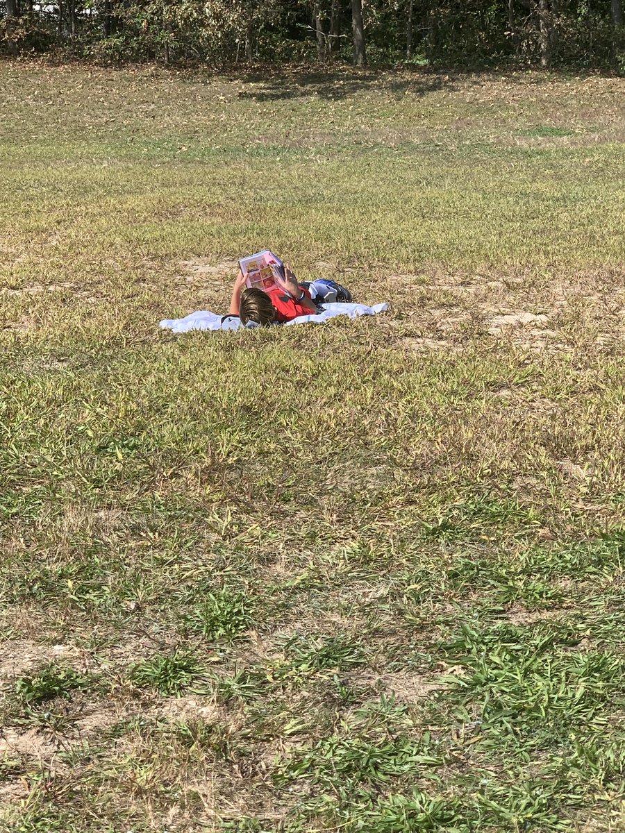 4-2 is enjoying perfect weather for reading outside! ❤️📚                          #readingisfun