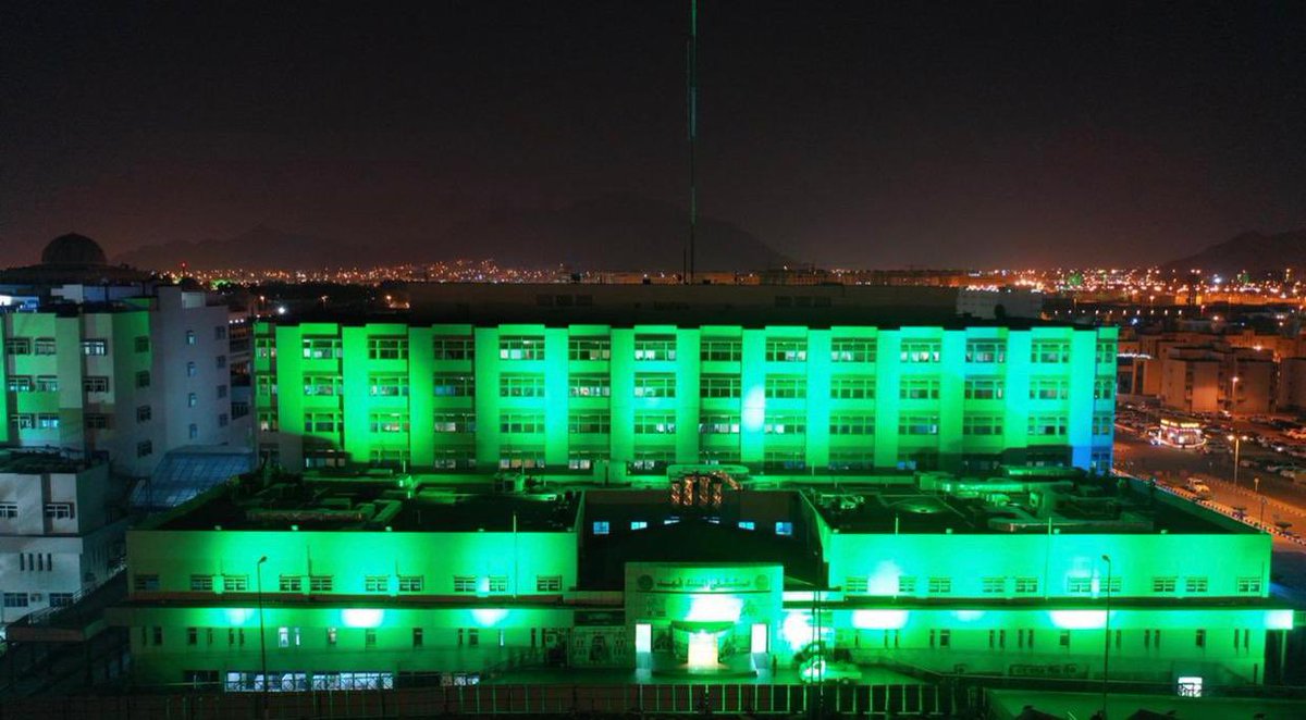 مستشفى الملك فهد بـ #المدينة_المنورة يكتسي اللون الأخضر احتفالاً بـ #اليوم_الوطني_السعودي
