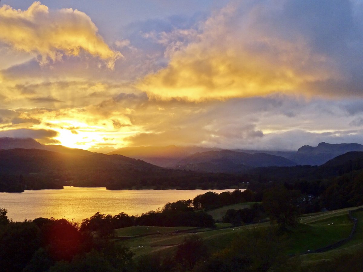 robjvine's tweet photo. Wednesday sunset near Windermere #views https://t.co/D2UNBrhmfW