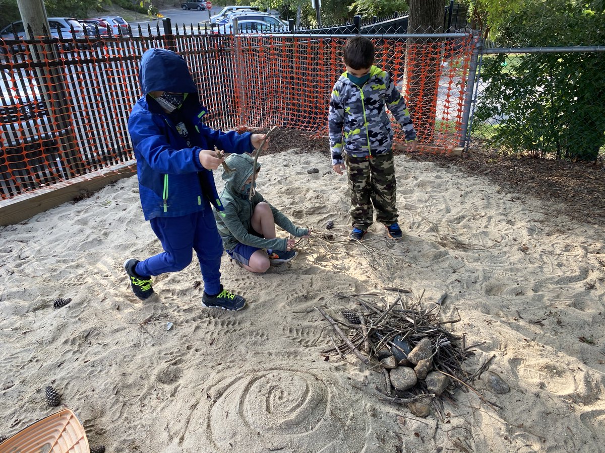 Kindergarten is exploring land artist Andy Goldsworthy. It inspired them to turn to the playground to look for materials to create their own creations. #TheLernerSchool #AndyGoldsworthy #LandArtist
