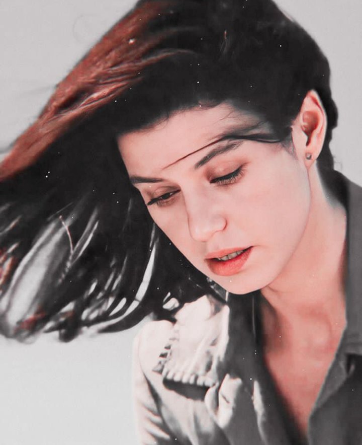 #berensaat ممثلة كلشي فيها بيمثل حتى شعرها إلي يرفرف على وشها اخ🤤 مشهد للتأمل فقط🤤⁦❤️⁩