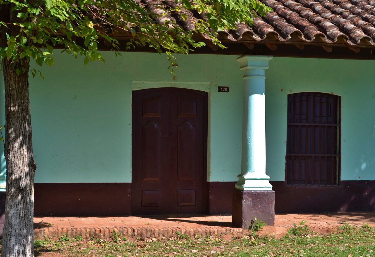 Verde agua y distintas tonalidades del marrón es una combinación recurrente en casas de estilo colonial. Quyquyho, Paraguarí.