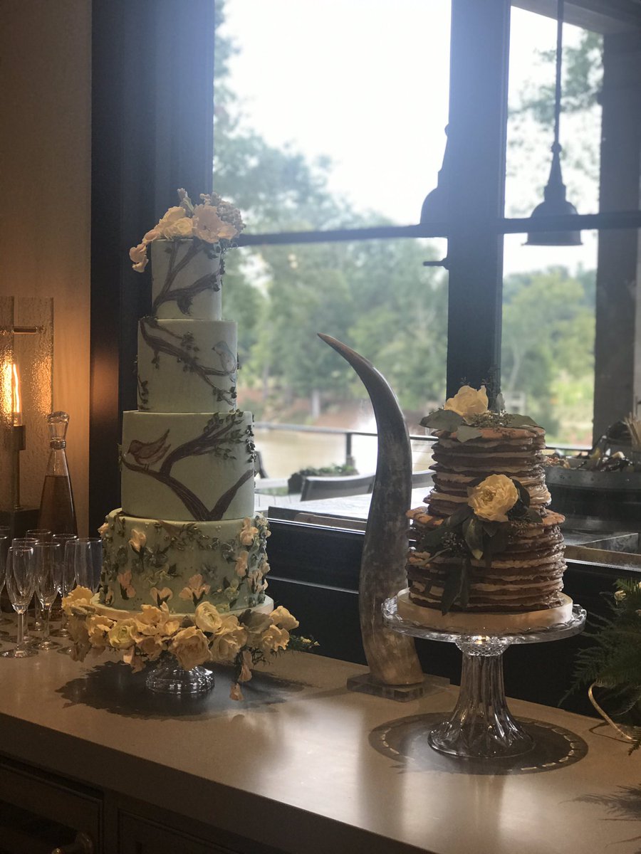 A big window requires a BIG cake! 
#southernweddings are my thing! And check out that #cookie cake for the groom👀