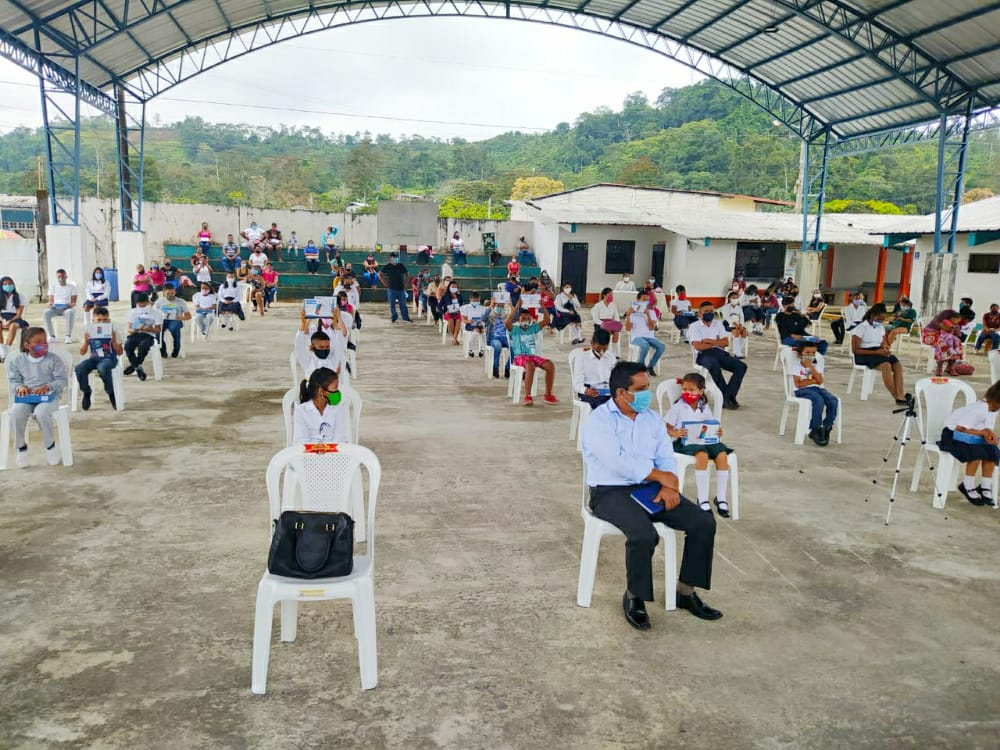 EducacionZ2_Ec's tweet photo. #SíALaEducación | @MeraViteri Director Distrital 17D12 realiza ceremonia de premiación del proyecto niños, niñas y adolescentes conectándose a un mundo sin violencia contra la mujer Fase 1 régimen #CostaGalapagos en conjunto con la empresa privada Endesa Botrosa y @MujeressinV. https://t.co/8capfx9dXf