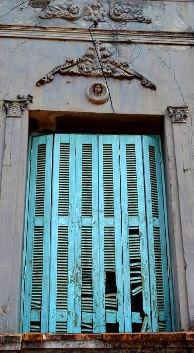 Ventana con persianas en verde agua. Villarrica, Guairá.