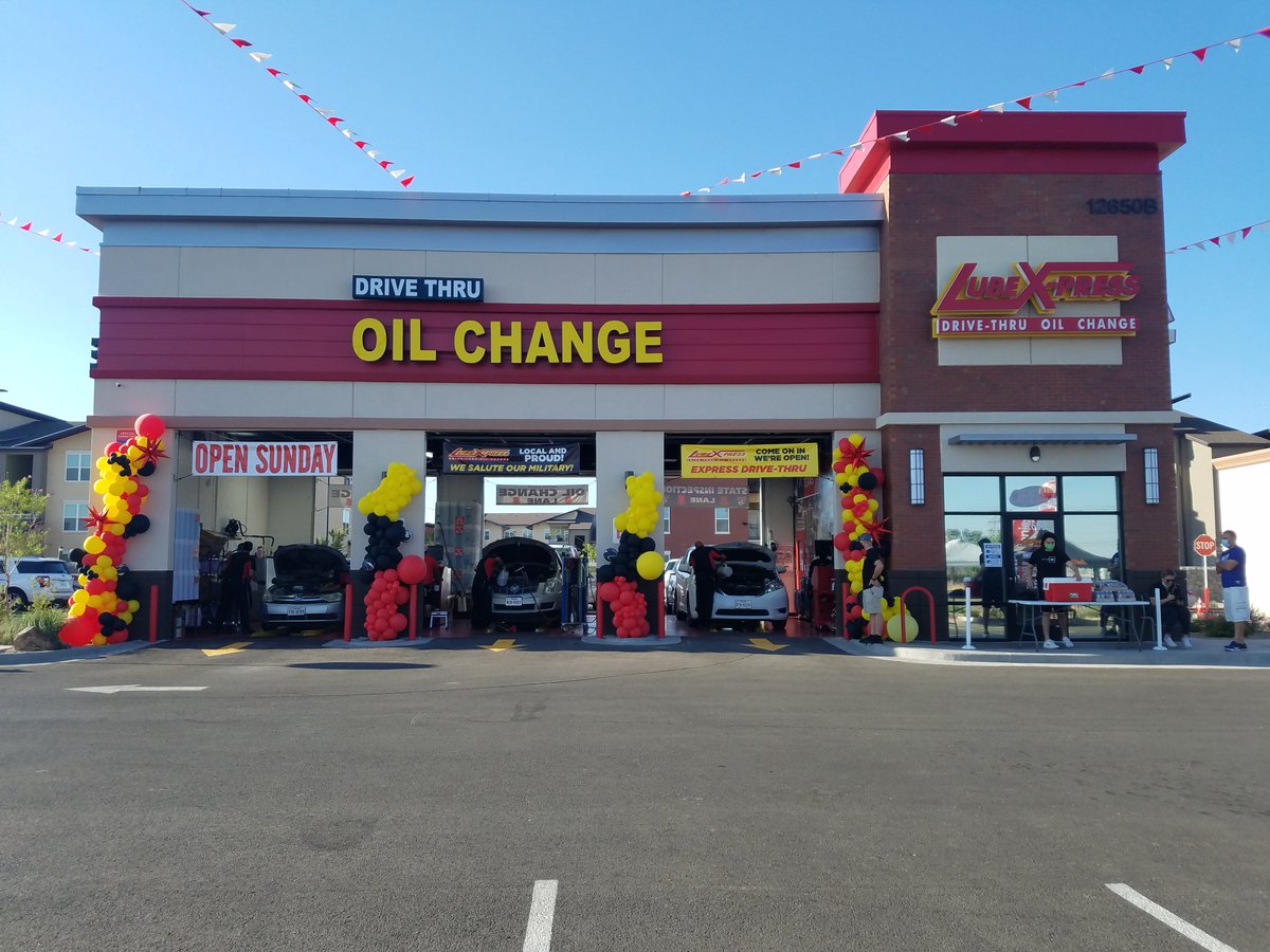 Fluidall_LLC's tweet photo. Happy Wednesday, All! Today we are showcasing a busy grand opening of a Lube X-Press location in El Paso, TX!

Outfitted with #Fluidall's T130-4, T130-3 poly stackables and Roth North America 275 gallon double wall tanks - They were able to maximize their shop space.
#Oil #DEF https://t.co/endwmkHeCO