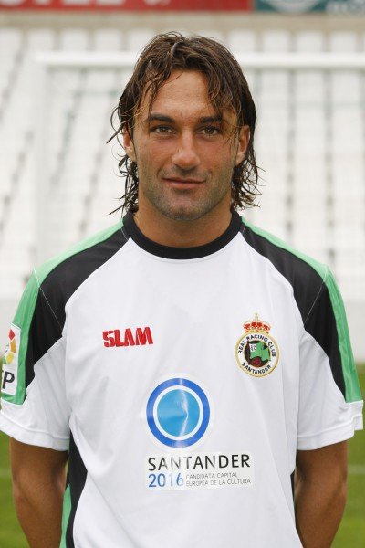 ÓSCAR SERRANO. Futbolista catalán con apellido de buen español. Cositas que no le hacen gracia a Oleguer. El tapado tras la dupla Munitis-Zigic en el "EuroRacing". No es difícil saber quien de los dos lo tapaba. Clase y dejadez, pero el Sardinero a sus pies.