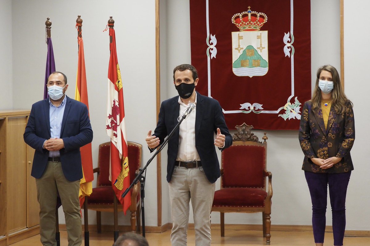 Dip_Va's tweet photo. Pte. @Conrado_Iscar, pta @CVE_ @angelademiguel y alcalde @TordesillasAyto @tordesillasoli1  clausuran el taller sobre Firma electrónica, certificados y facturación digital del proyecto #Digitalízate https://t.co/0Cojq62BBv