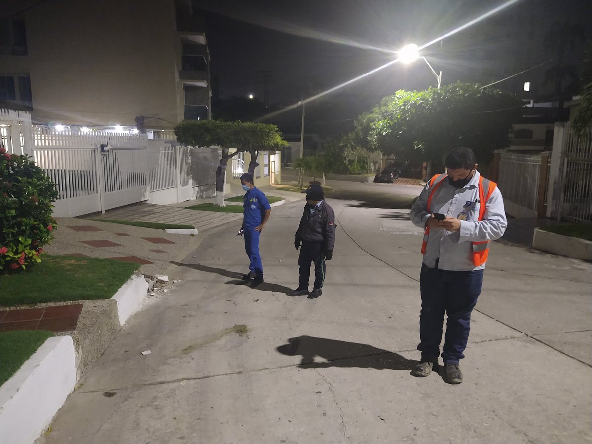 c2barrera's tweet photo. Cansados de Electricaribe, ahora @SomosTripleA con servicio pésimo en #Barranquilla. Camión de aseo destruyó la jardinera de la casa, el supervisor Juan Vecino lo validó en mi presencia y ahora responden que no a queja y mencionan fotos que no existen. @Superservicios @navendanog https://t.co/MwxLYPiTZD