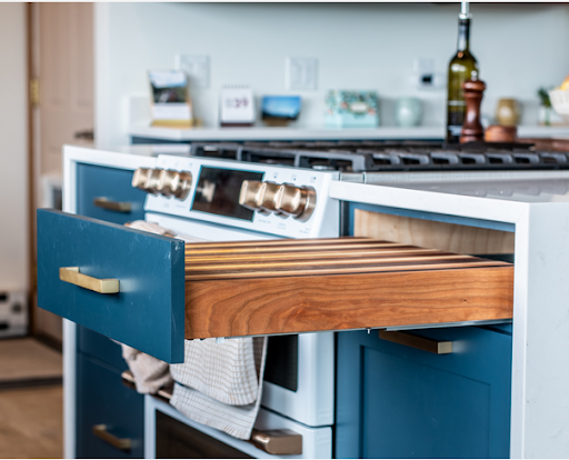 TDfall's tweet image. #KitchenFeatures: Storage Solutions - “[Cabinetry] makes up the bulk of what is seen in every kitchen, so your choice of color and style are a major, consequential decision. But the components inside your #KitchenCabinets are equally important.” ow.ly/ILIv50BxLkL