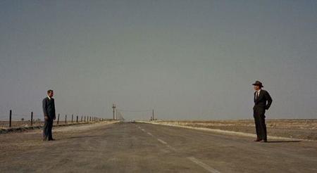 Secuestrado por tres individuos y llevado a una mansión en la que es interrogado, consigue huir antes de que lo maten. Pero cuando al día siguiente regresa a la casa acompañado de la policía, le espera una sorpresa. #CaryGrant #AlfredHitchock Sesiones especiales esta semana.