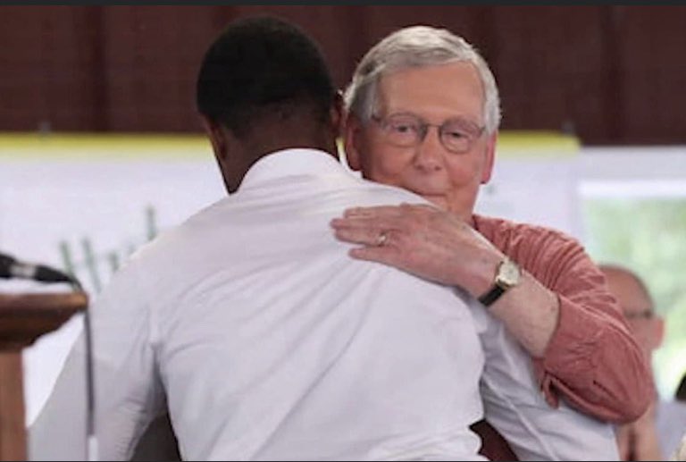 iamLisaHunt's tweet image. #BlackLivesMatter #DanielCameron #SayHerName #BreonnaTaylorWasMurdered 
No justice for Breonna Taylor, but the neighbor’s walls got justice. #RIPBreonnaTaylor