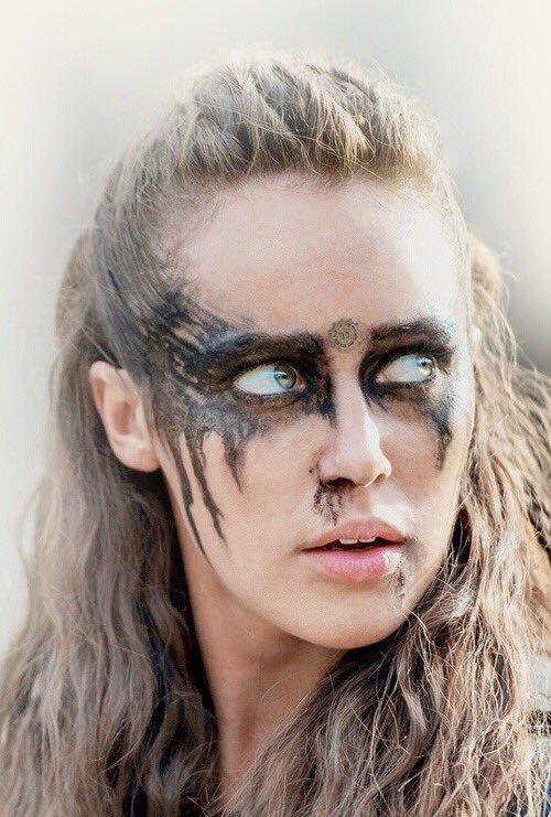 BadInsecurity's tweet photo. solo unos segundos para volverla a ver 
#The100 #HedaIsBack #LexaIsComing https://t.co/zDDR62pexh