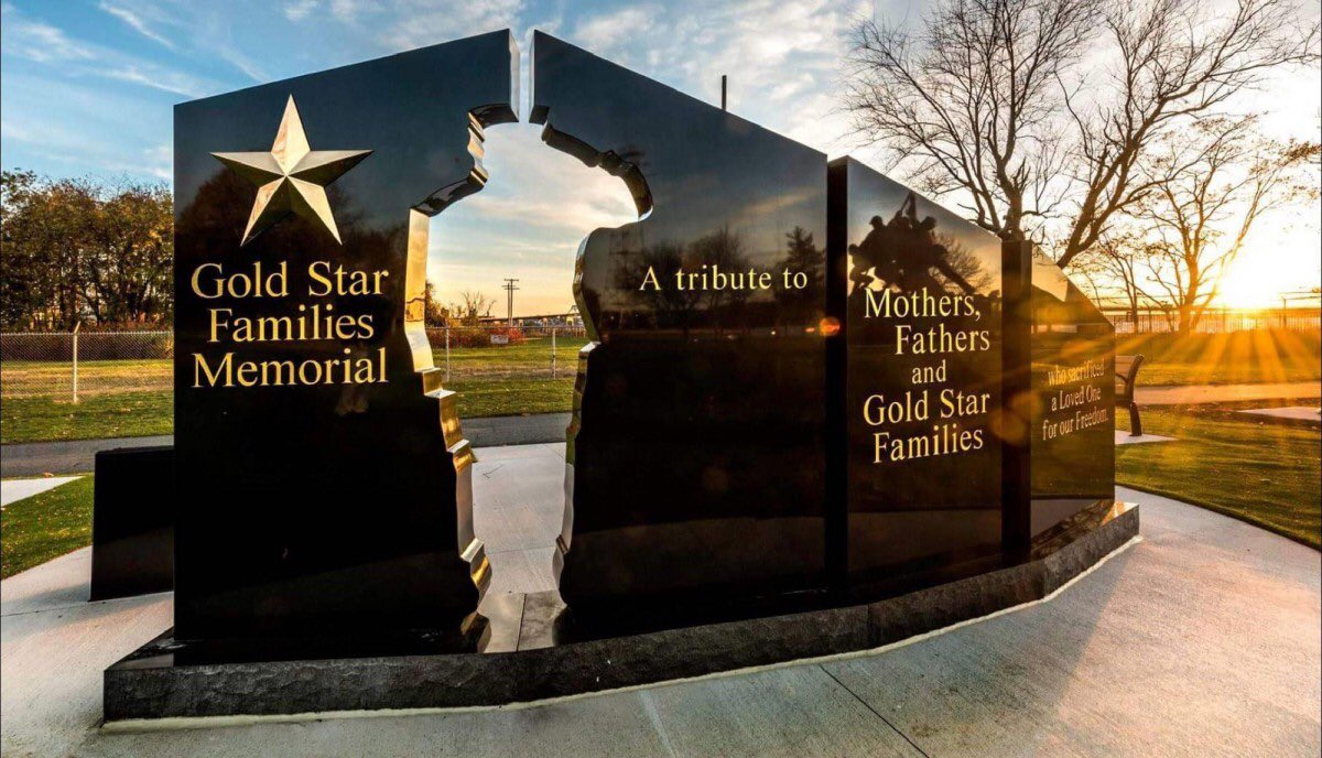 The U.S. Senate has designated Sept. 20-26, 2020 as “Gold Star Family Remembrance Week” to honor the families of fallen Service members.
Help honor these fallen heroes by sponsoring a wreath. 
knoxwreaths.org 
#knoxwreaths