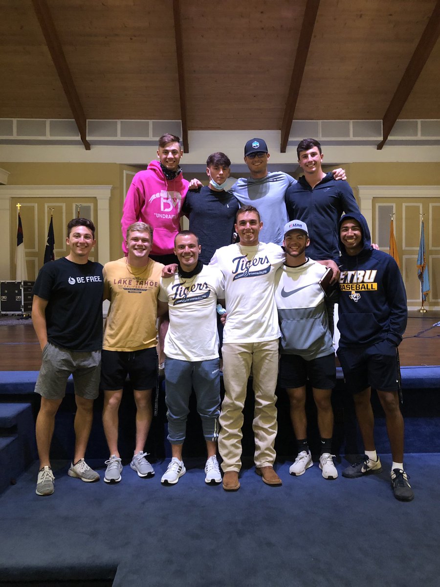 robertbardin's tweet photo. Great job by Jake Miller at @ETBU_FCA on Monday night. Thanks Jake for sharing your story & your passion to be a disciple maker. Awesome to see ETBU Baseball showing up to support a teammate. #100% #ETBUFCA #NETXFCA https://t.co/x3c4ghY3GZ