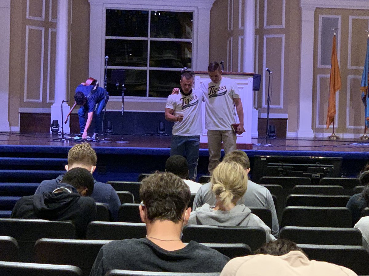 robertbardin's tweet photo. Great job by Jake Miller at @ETBU_FCA on Monday night. Thanks Jake for sharing your story & your passion to be a disciple maker. Awesome to see ETBU Baseball showing up to support a teammate. #100% #ETBUFCA #NETXFCA https://t.co/x3c4ghY3GZ
