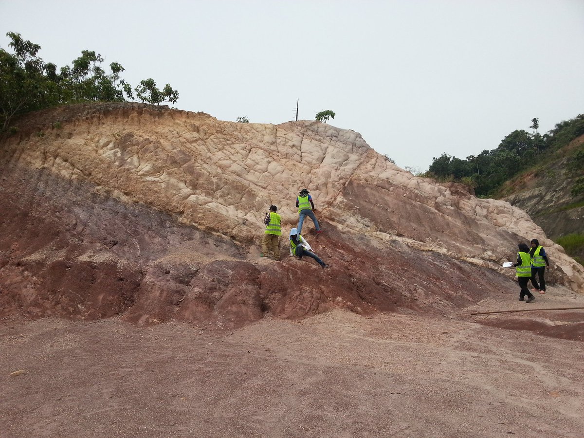Meorhakif's tweet photo. Jurassic Cretaceous redbeds and conglomerate. Tembeling Group, Pahang, Malaysia #sedimentology https://t.co/6Fgy9zjl4m