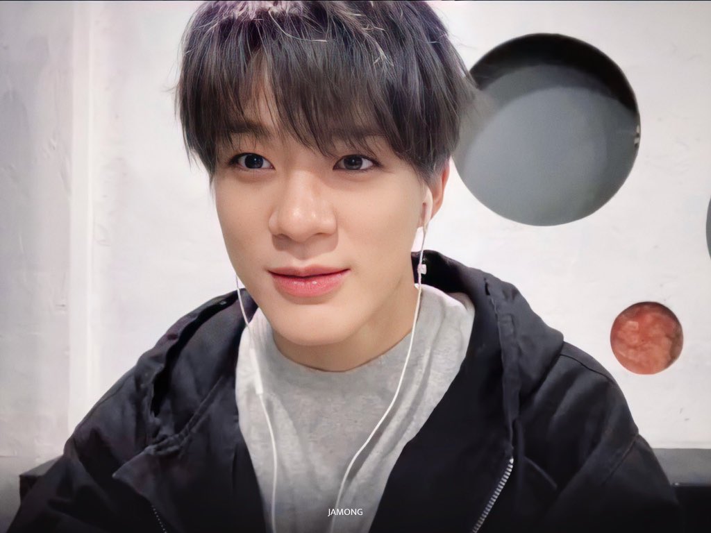 จิรภัทร ลลิต เจตน์ ปิดไมค์ด้วยนะคะ เจียระไนจะตอบคำถามอาจารย์ เสียงไมค์ของเรามันแทรกไมค์เพื่อนอยู่ค่ะ