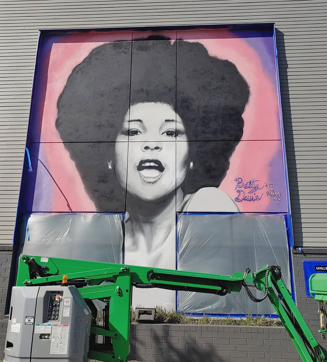 Durham born, Queen of Funk, Betty Davis 🎶 Fun fact: she was briefly married to Miles Davis! 

She's crazy talented and we're excited to see her up on this wall 👏

#bestofthebull
📷 awesome pic by @smashintransistors
🎨 <a href="/themuralshop/">themuralshop</a>
📍 @uhillwalls