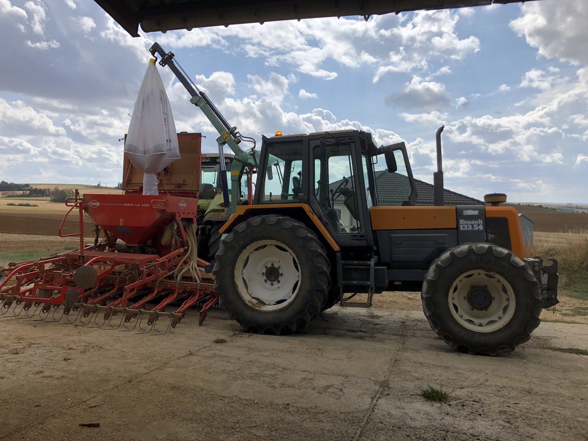 BADURAUX_j's tweet photo. début des #semis d’automne un peu de #blé aujourd’hui à la place de l’ #orge prévue! une nouvelle variété en semence certifiée issue de la recherche variétale pour une culture plus économe en intrants et une qualité au 🔝 🥖
pour le reste on va attendre encore un peu https://t.co/o3h0neH9bv