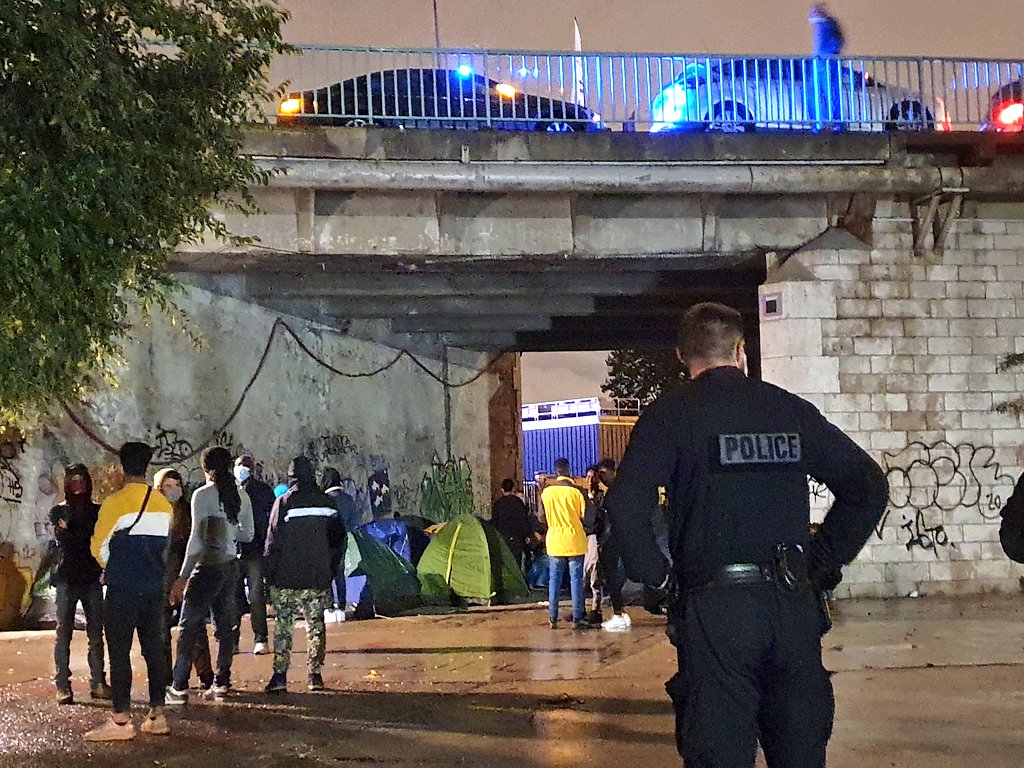 Plusieurs policiers sont descendus sur les rives du canal pour compter les tentes.  #Aubervilliers  #Paris