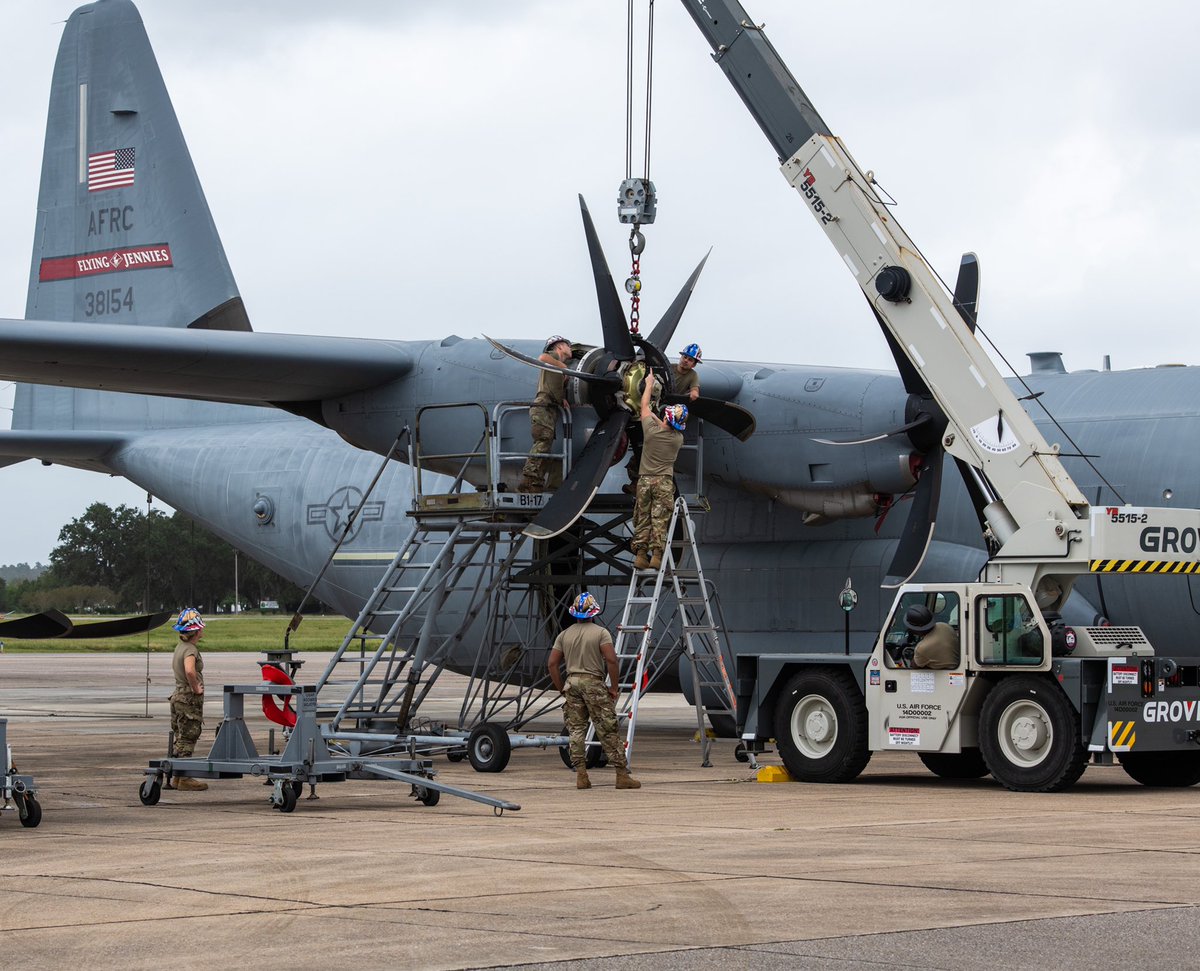 403rdWing's tweet photo. On Wednesdays we wear hard hats ๐ทโโ๏ธ
Our #ReserveCitizenAirmen maintainers were hard at work this afternoon making sure our #FlyingJennies are #ReserveReady ๐ช๐ https://t.co/93538gwtoD