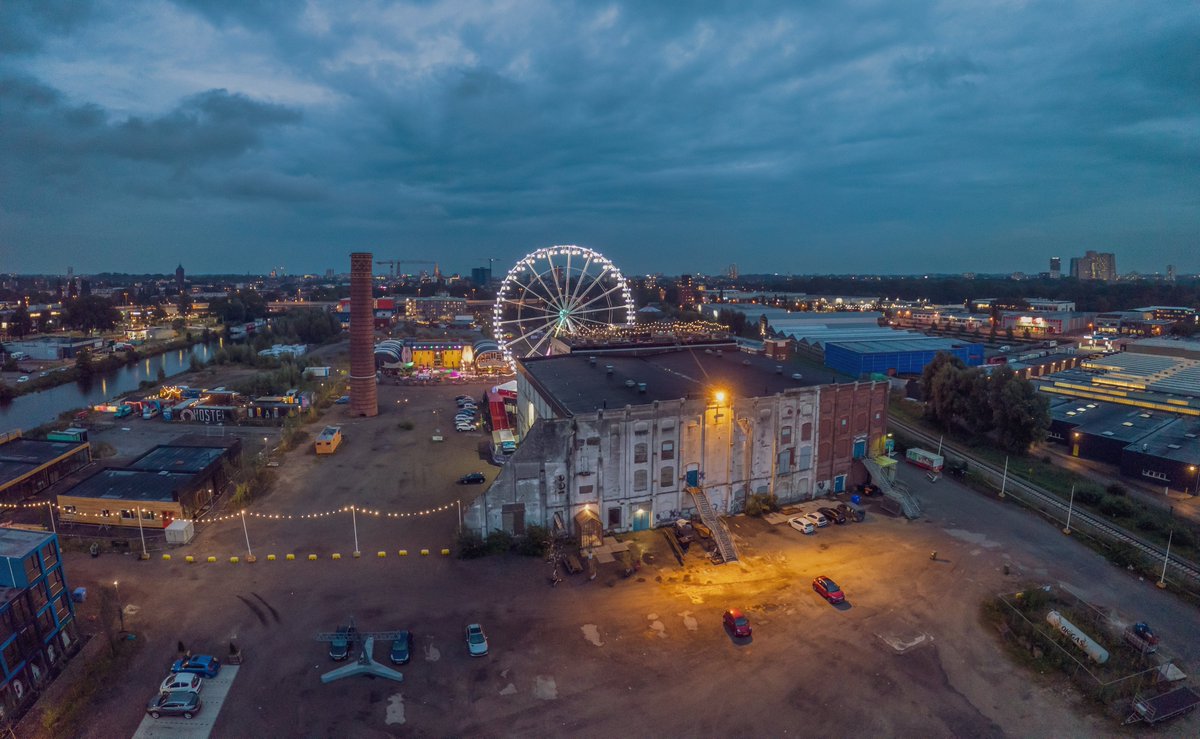 Op het suikerunie terrein bruist het van creativiteit, startups en activiteiten.
Met het sfeervolle dakterras en reuzenrad levert dat mooie plaatjes op! 🎡🌃
.
.
.
#ergaatnietsbovengroningen #rtvnoord #dvhn #fijnwonen  #groningen #visitgroningen