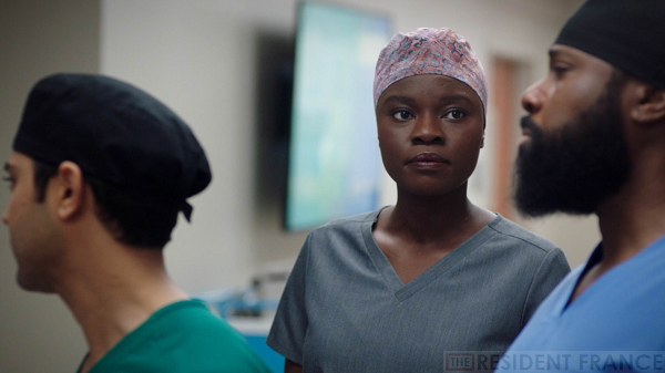 TheResidentFr's tweet photo. 🎬 • « Posez-vous la question, ce serait arrivé si Léa n’était pas noire… Trop de femmes meurent de cette manière peu importe leur couleur… C’est vrai mais ça arrive 4 fois plus souvent aux femmes noires, c’est un fait. » - Devon, Austin et Mina #TheResident https://t.co/YbJ3U3FdAQ