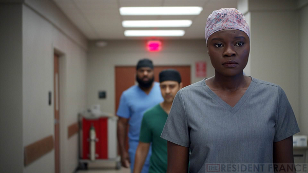 TheResidentFr's tweet photo. 🎬 • « Posez-vous la question, ce serait arrivé si Léa n’était pas noire… Trop de femmes meurent de cette manière peu importe leur couleur… C’est vrai mais ça arrive 4 fois plus souvent aux femmes noires, c’est un fait. » - Devon, Austin et Mina #TheResident https://t.co/YbJ3U3FdAQ