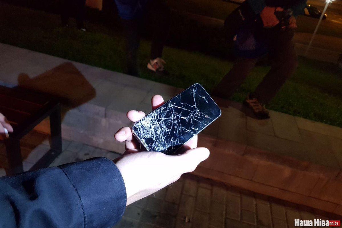 A reporter with  @nashaniva says riot police approached him from behind while he was covering the protests this evening. An officer snatched his phone and smashed it. #Minsk  #Belarus