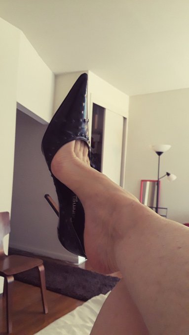 #dangling my #stiletto high heel. Relaxing my milky white #feet  #footfetish #footboy #shoeplay https://t<a href="/tag/dangling"class="tags">#dangling</a><a href="/tag/stiletto"class="tags">#stiletto</a><a href="/tag/footfetish"class="tags"><span>#footfetish</span></a><a href="/tag/feet"class="tags"><span>#feet</span></a><a href="/tag/shoeplay"class="tags"><span>#shoeplay</span></a><a href="/tag/footboy"class="tags"><span>#footboy</span></a>