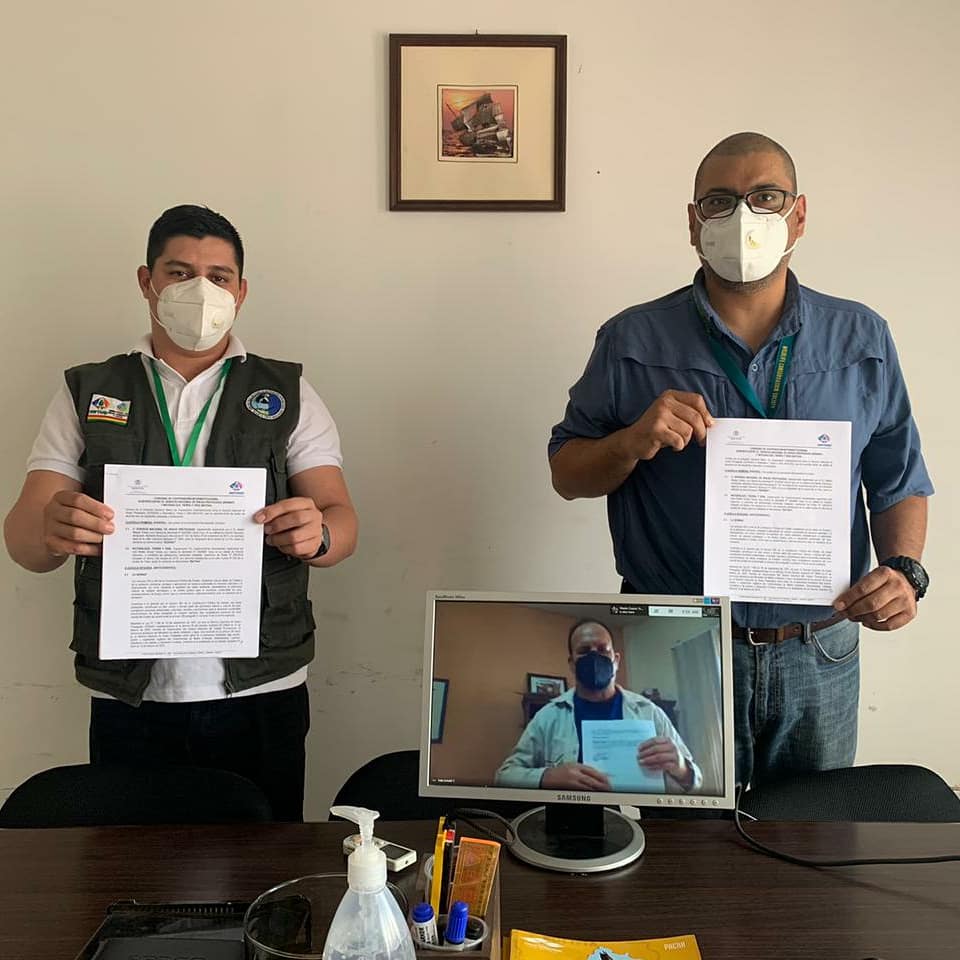 SERNAP firmó convenio con NATIVA que permite fortalecer la gestión de las áreas protegidas.
Lee la nota completa en: bit.ly/3mQktHo
#MMAyA #SERNAP #áreasprotegidas