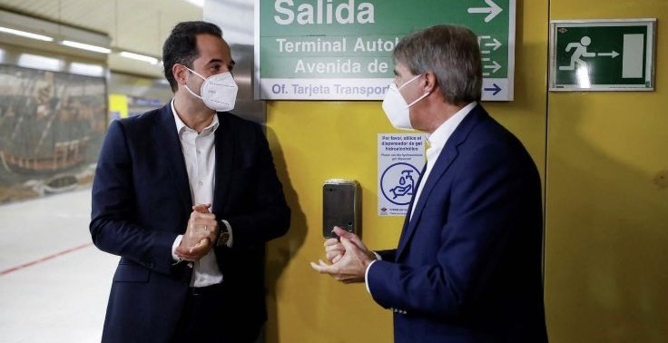gerardotc's tweet photo. Cumbre de líderes inaugurando un dispensador de gel hidroalcohólico. Óleo sobre lienzo. https://t.co/AqRv58Fja5